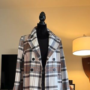 Getting ready for fall ? This oversized coat is perfect for layering. Size S.